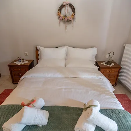 Semesterbostad Atrapos Karpenísion