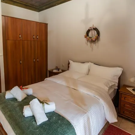 Semesterbostad Atrapos Karpenísion